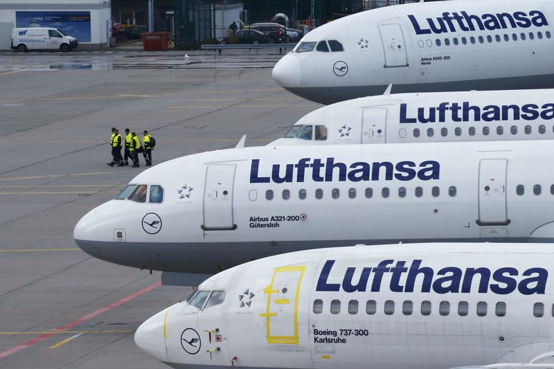 © Reuters. Planes stand on the tarmac during a pilots strike of German airline Lufthansa at Frankfurt airport