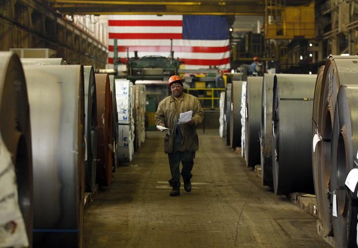 © Reuters. Рабочий на заводе Gregory Industries в городе Кантон, штат Огайо