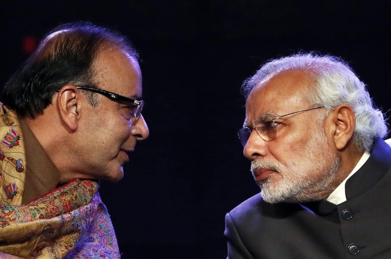 © Reuters. Indian PM Modi listens to FM Jaitley during the Global Business Summit in New Delhi