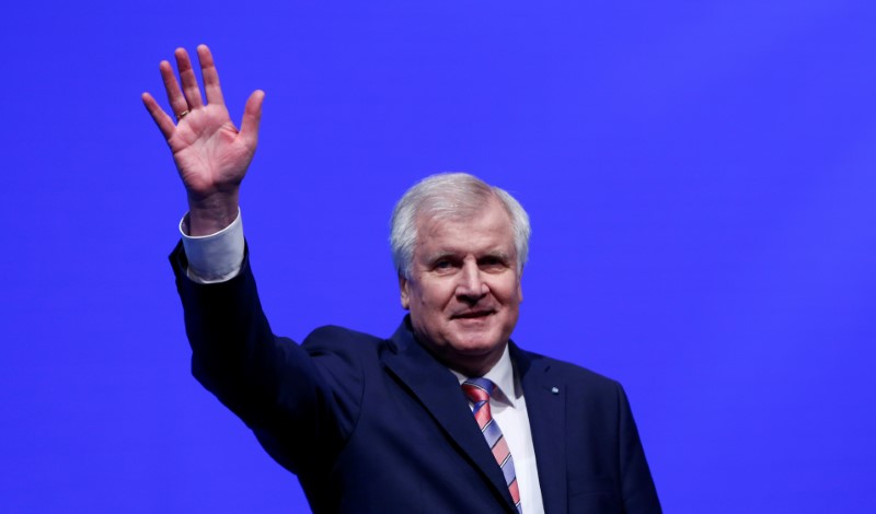 © Reuters. Bavarian Prime Minister Seehofer gestures after speech during CSU party congress in Munich