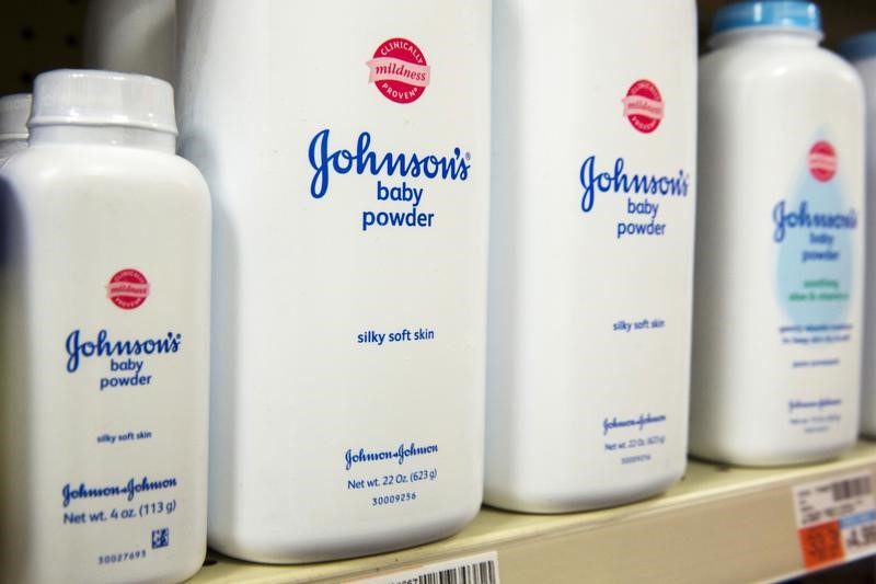 © Reuters. Bottles of Johnson & Johnson baby powder line a drugstore shelf in New York
