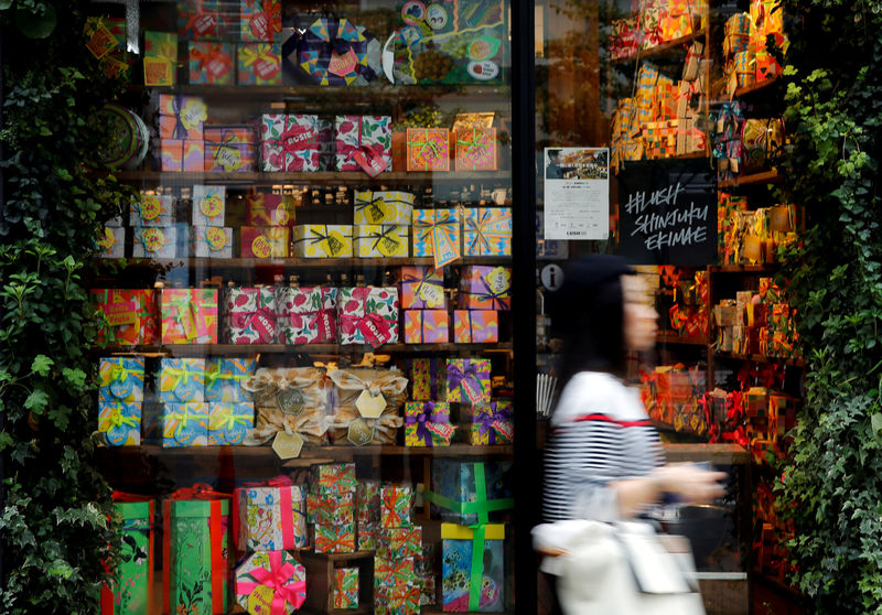 © Reuters. Woman walks outside a shop in a shopping district in Tokyo