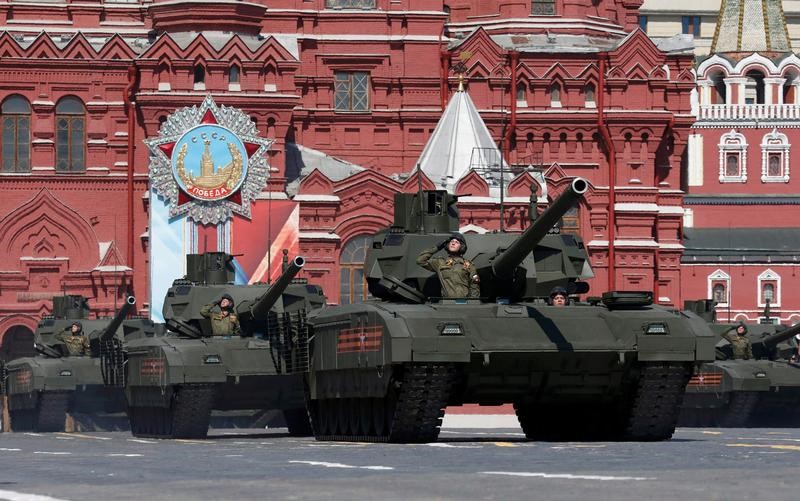 © Reuters. Russian T-14 tanks with Armata Universal Combat Platform drive during Victory Day parade to mark end of World War Two at Red Square in Moscow