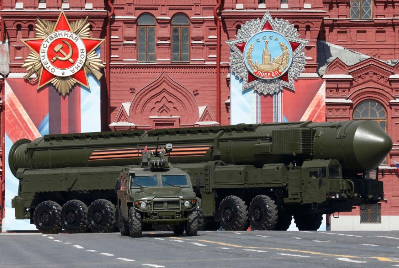 © Reuters. Russian Yars RS-24 intercontinental ballistic missile system drives during Victory Day parade to mark end of World War Two at Red Square in Moscow