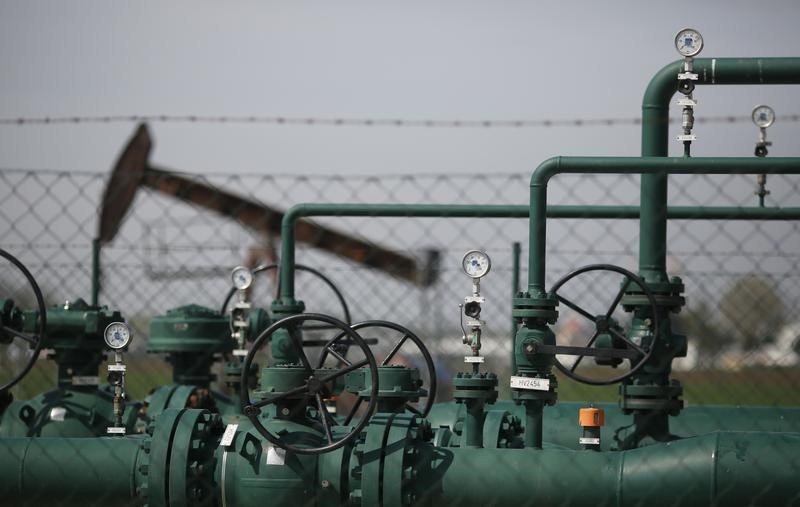 © Reuters. Pressure gauges stand in front of a pumpjack of Austrian oil and gas group OMV in an oilfield near Gaenserndorf