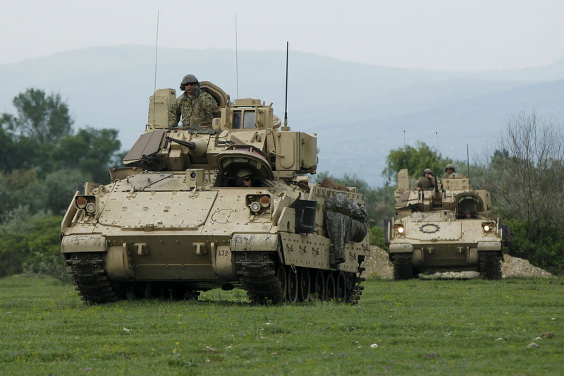 © Reuters. U.S. servicemen drive Bradley infantry fighting vehicles during joint U.S.-Georgian exercise Noble Partner 2015 at Vaziani training area outside Tbilisi