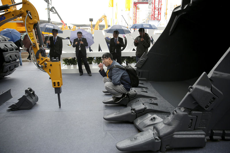 © Reuters. People visit heavy machinerys of XCMG at Bauma China 2016, The 8th International Trade Fair for Construction Machinery in Shanghai,