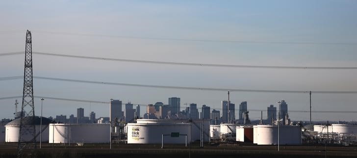 © Reuters. Нефтехранилища на предприятии компании Enbridge в Эдмонтоне