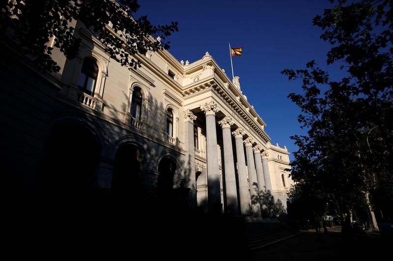 © Reuters. El Ibex-35 abre en negativo lastrado por los bancos