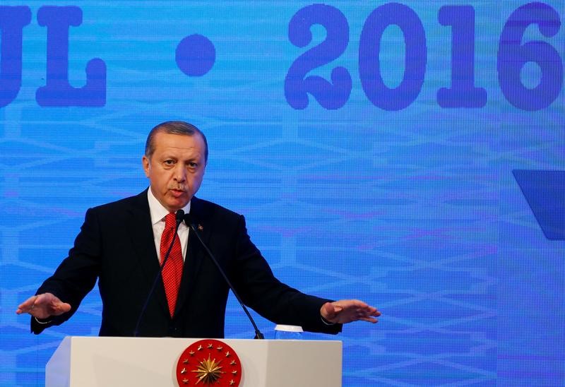 © Reuters. Erdogan dice que Turquía podría reabrir vías migratorias si la UE presiona