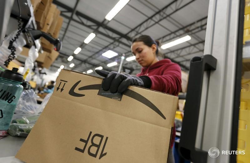 © Reuters. Alcanta prepares a box at the Amazon Fulfillment Center in Tracy