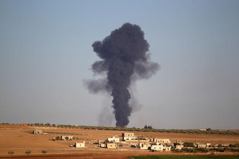 © Reuters. Fumaça vista na cidade de Al-Bab, na Síria