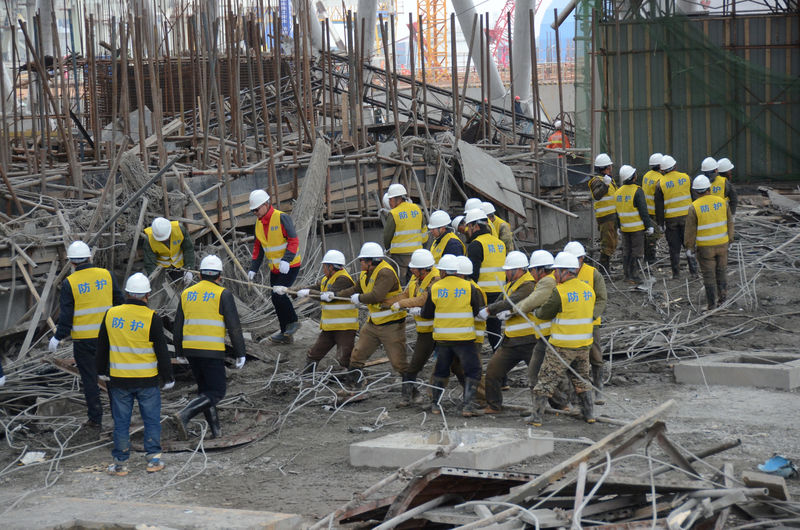 © Reuters. Membros de equipes de resgate realizam busca após acidente em usina elétrica em Fengcheng