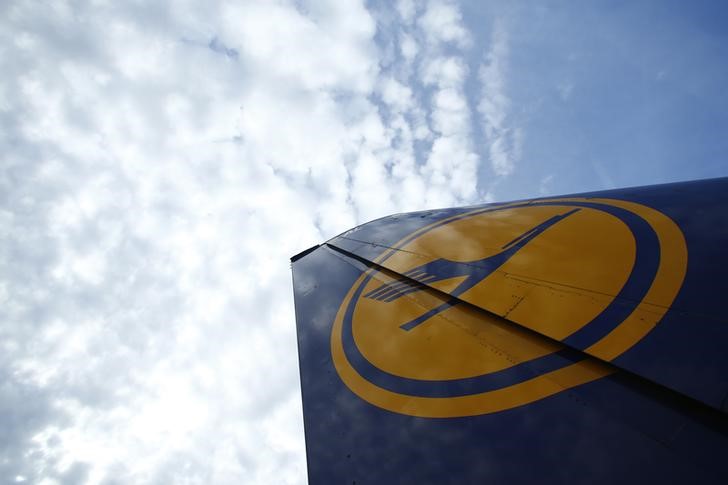 © Reuters. The tail of a Lufthansa plane is seen during a pilots strike of German airline at Frankfurt airport