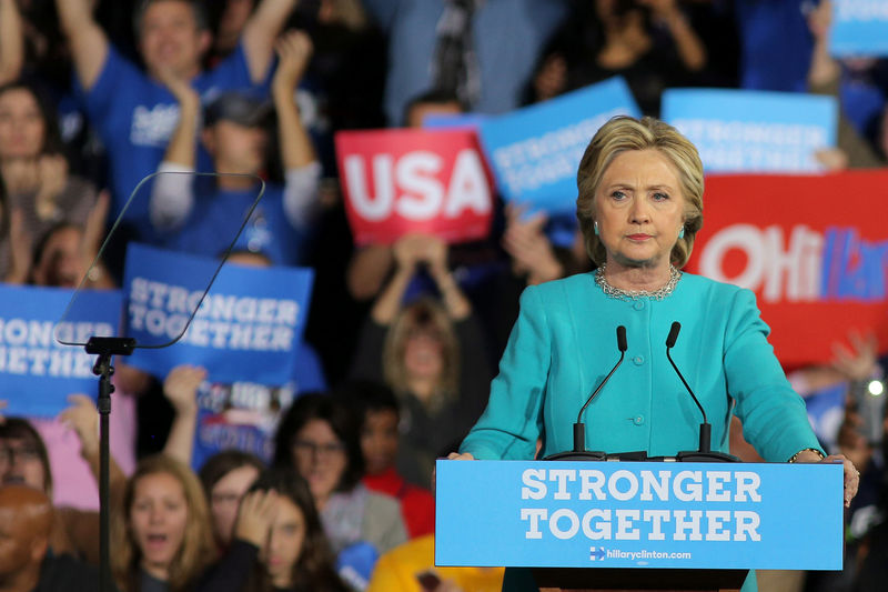 © Reuters. U.S. Democratic presidential nominee Hillary Clinton pauses as she speaks during a campaign rally in Cleveland