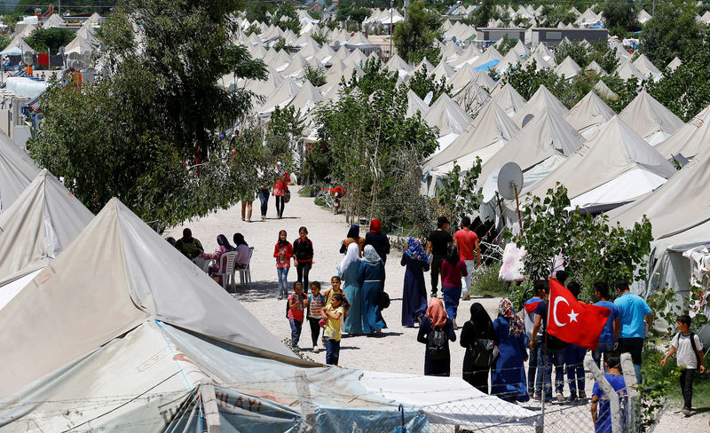 © Reuters. Syrian refugees stroll at a refugee camp in Osmaniye