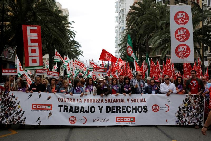 © Reuters. Los sindicatos españoles preparan movilizaciones el 15 y 18 de diciembre