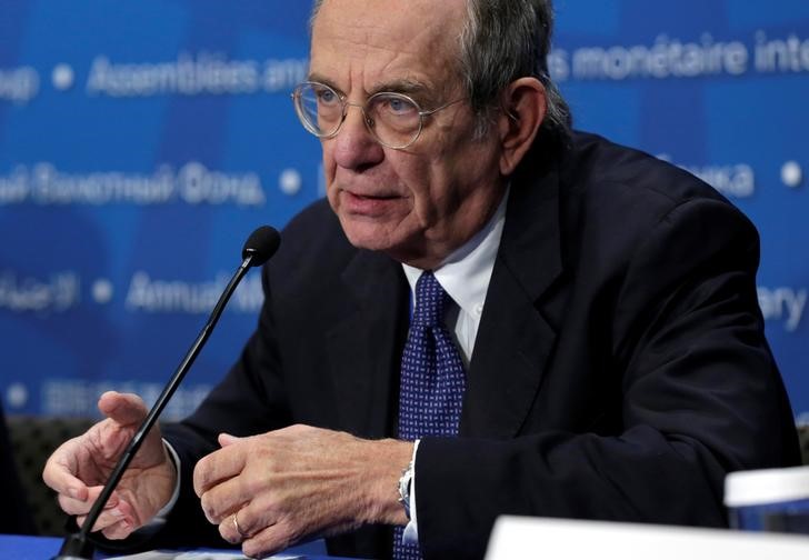 © Reuters. Italian Finance Minister Pier Carlo Padoan speaks at a news conference