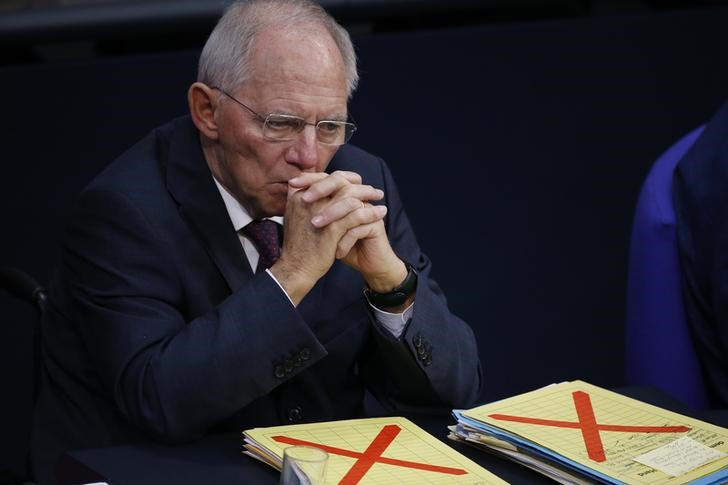 © Reuters. German Finance Minister Schaeuble attends a meeting at the lower house of parliament Bundestag on 2017 budget in Berlin