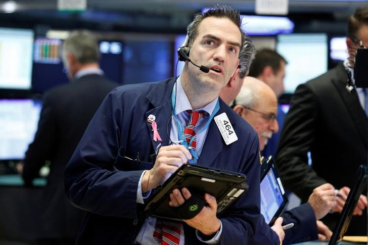 © Reuters. Traders work on the floor of the NYSE in New York