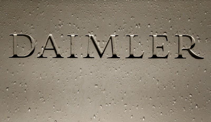 © Reuters. Daimler AG sign with raindrops is pictured before company's annual news conference in Stuttgart