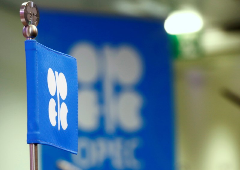 © Reuters. The OPEC flag and the OPEC logo are seen before a news conference in Vienna