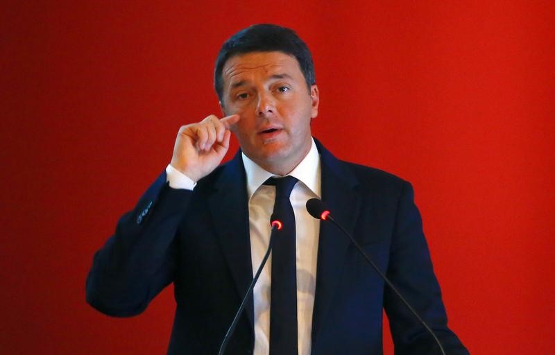 © Reuters. Italian Prime Minister Matteo Renzi talks during an event at an FCA plant in Cassino