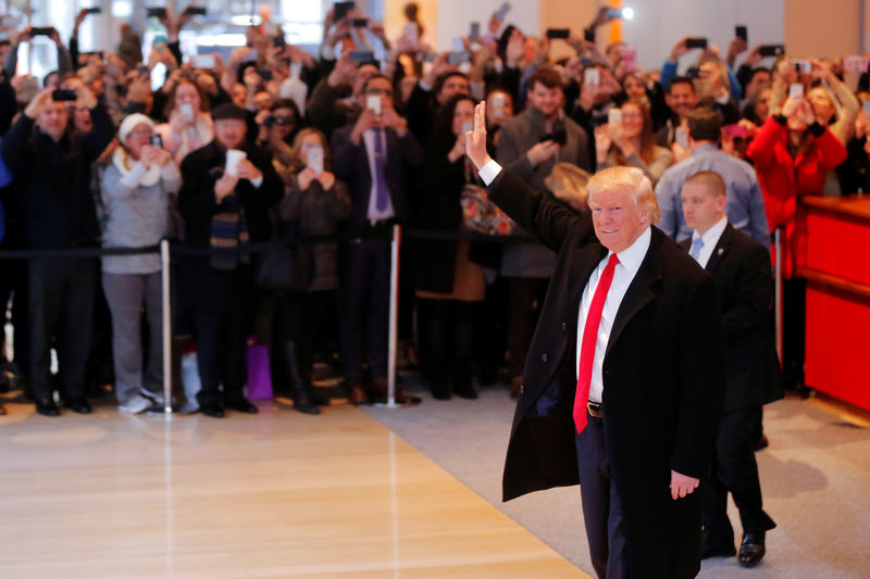 © Reuters. U.S. President elect Donald Trump reacts to a crowd gathered in the lobby of the New York Times building after a meeting in New York