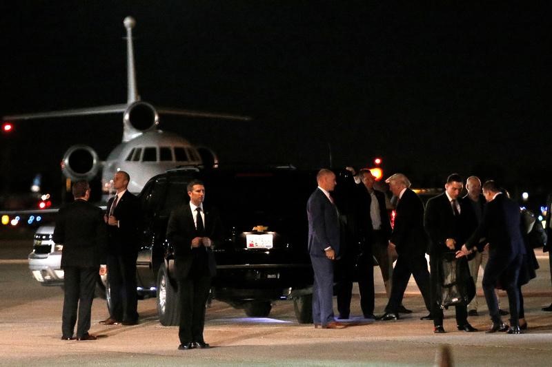 © Reuters. U.S. President-elect Donald Trump walks to his car from his plane after landing in West Palm Beach, Florida