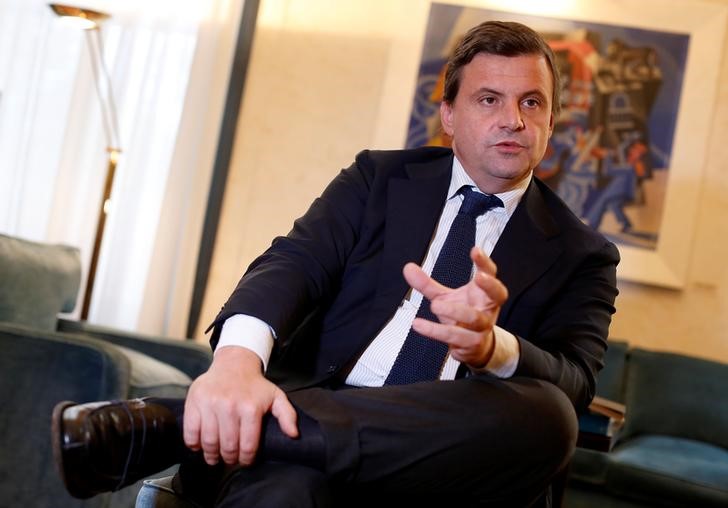 © Reuters. مقابلة- وزير إيطالي: يجب على رئيس الوزراء أن يبقى حتى إذا خسر الاستفتاء