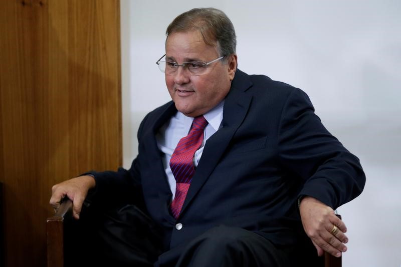 © Reuters. Brazilian minister Geddel Vieira Lima gestures during a meeting with deputies and government leaders of the Chamber of Deputies, in his office at the Planalto Palace in Brasilia