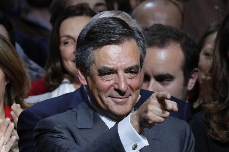 © Reuters. الناخبون الفرنسيون يختارون مرشح المحافظين لانتخابات الرئاسة