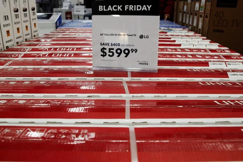 © Reuters. The Black Friday sale price for televisions is displayed at a Best Buy store in the Brooklyn borough of New York