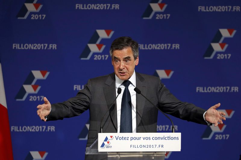 © Reuters. FILLON EN APPELLE AU RASSEMBLEMENT DE LA DROITE