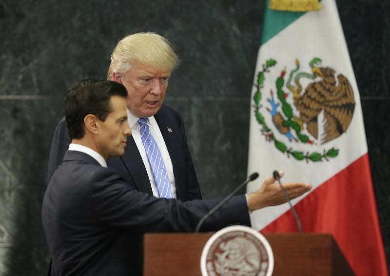 © Reuters. U.S. presidential nominee Trump and Mexico's President Pena Nieto arrive for a press conference in Mexico City