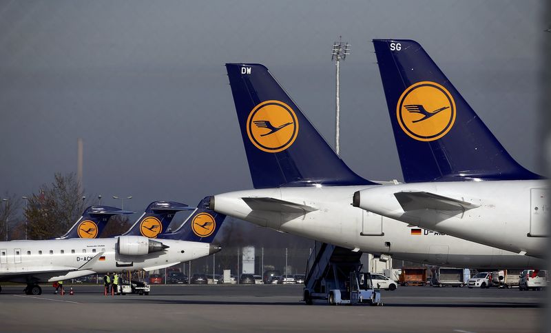 © Reuters. Planes stand on the tarmac during a pilots strike of German airline Lufthansa at  Munich airport