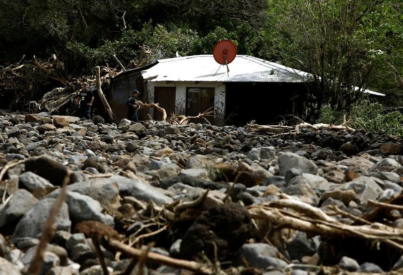 © Reuters. العاصفة أوتو تقتل تسعة في كوستاريكا وتتجه إلى المحيط الهادي