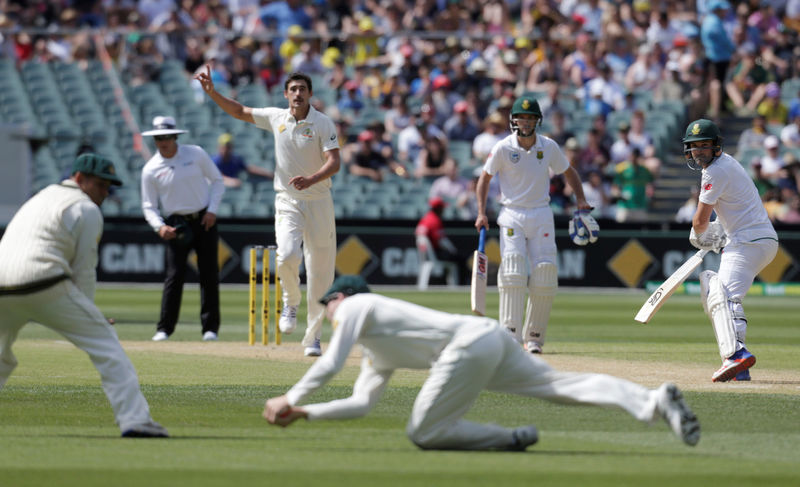 © Reuters. Cricket - Australia v South Africa - Third Test cricket match - Adelaide Oval, Adelaide, Australia