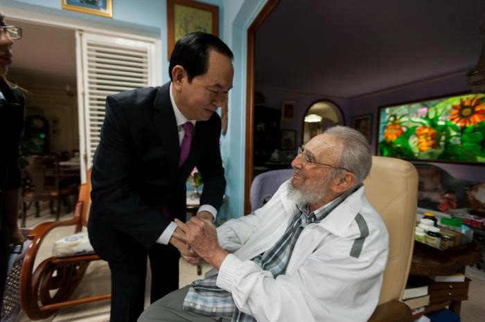 © Reuters. El ex mandatario cubano Fidel Castro con el ex presidente de Vietnam Tran Dai Quang en una reunión en La Habana