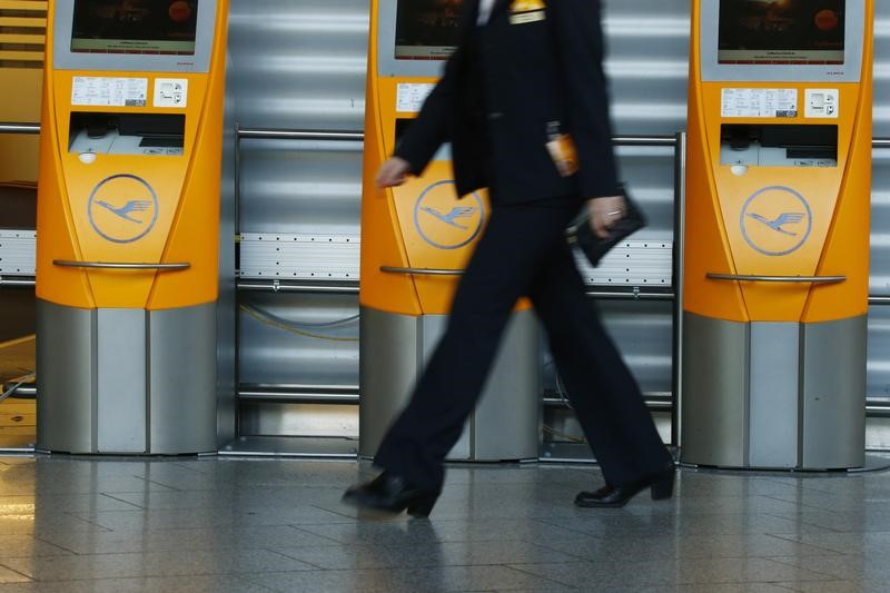 © Reuters. Los pilotos de Lufthansa rechazan la última oferta, pero cancelan la huelga