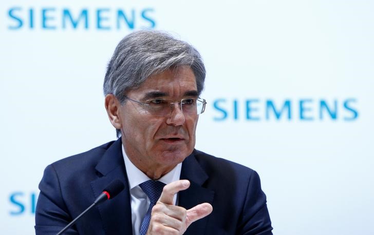 © Reuters. Siemens CEO Kaeser gestures during annual news conference in Munich