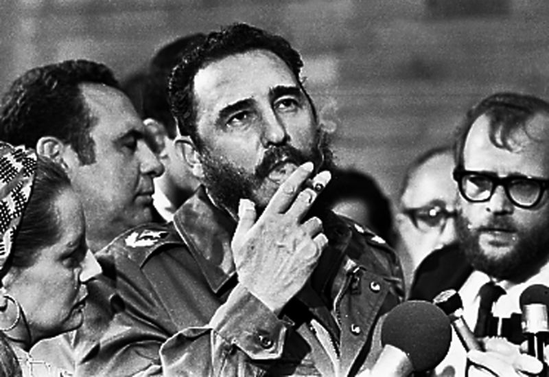 © Reuters. Fidel Castro durante entrevista a jornalistas em Havana em maio de 1975