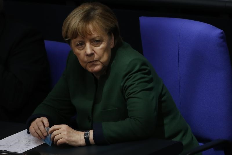 © Reuters. Merkel dice que el G20 debe abordar el exceso mundial de acero