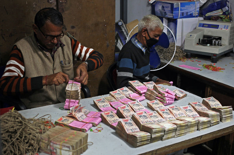 © Reuters. Bank employees count and pack old high denomination banknotes in Jammu
