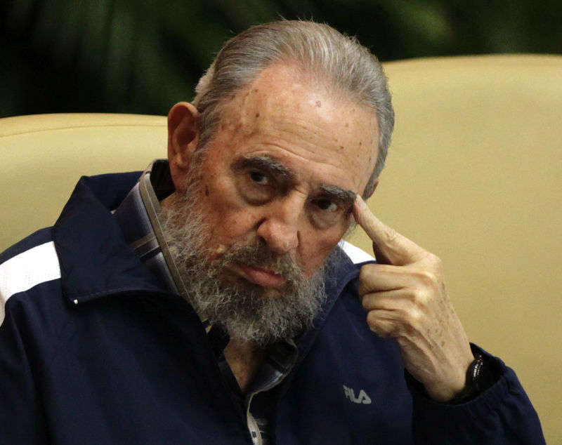 © Reuters. Fidel Castro participa de cerimônia de encerramento do 6o congresso do Partido Comunista Cubano em Havana