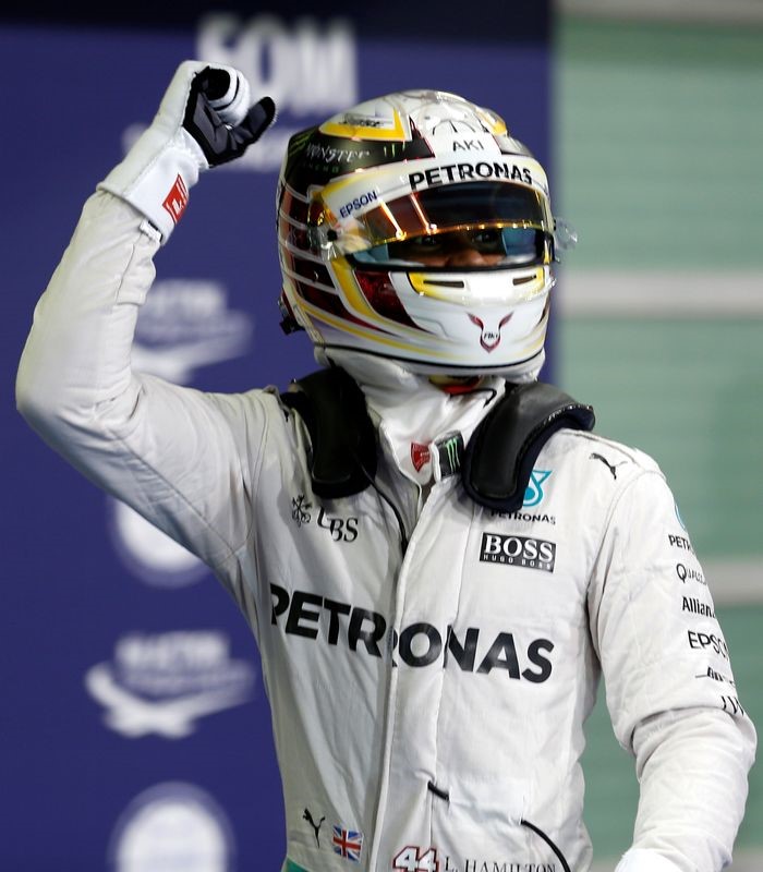© Reuters. Hamilton saldrá de la 'pole' en Abu Dhabi y Rosberg segundo, con el título en juego