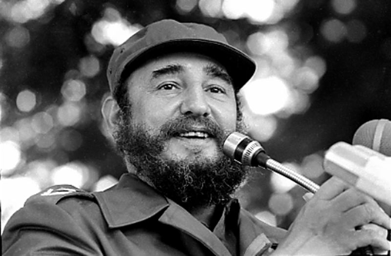 © Reuters. Fidel Castro speaks during visit to Angola