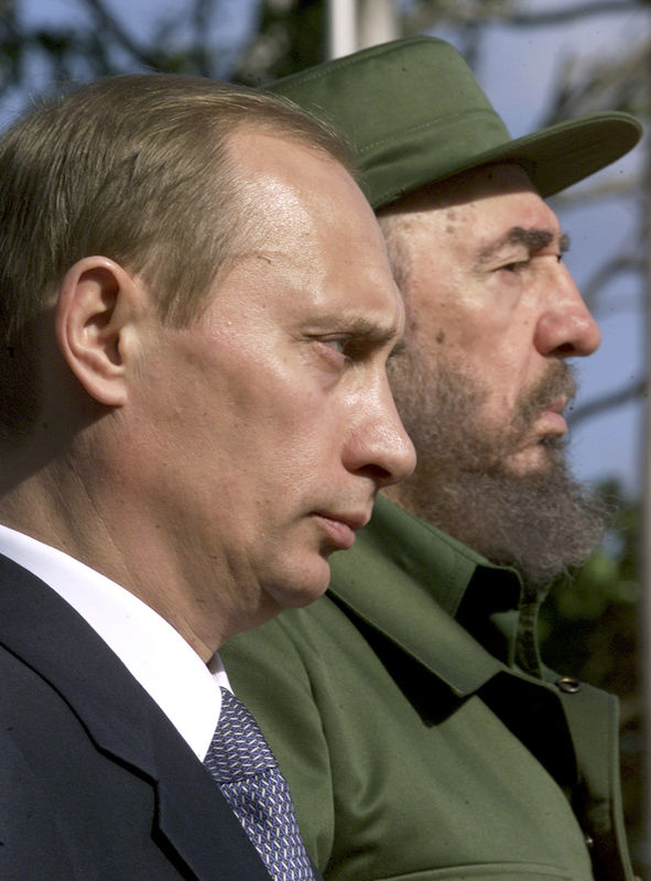 © Reuters. Presidente russo Vladimir Putin e Fidel Castro participam de cerimônia em Havana em dezembro de 2000