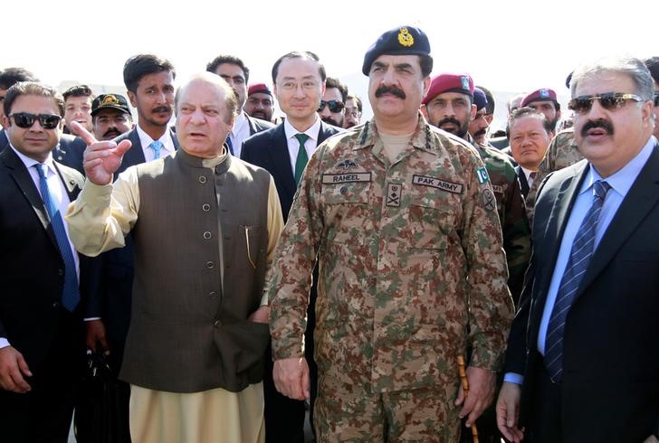 © Reuters. رئيس وزراء باكستان يعين قمر جاوید باجوا قائدا للجيش