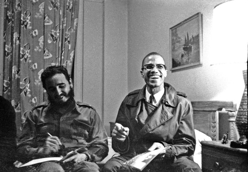 © Reuters. Fidel Castro e Malcolm X conversam em hotel em Nova York em outubro de 1960